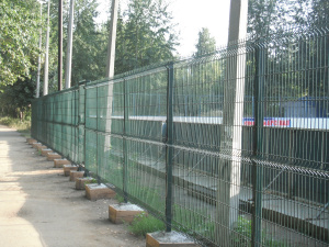 Забор из сварной оцинкованной сетки на сваях