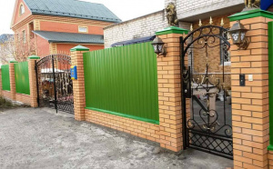 Профлист с ковкой на кирпичных столбах