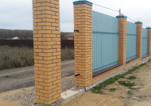 Забор с кирпичными столбами под ключ